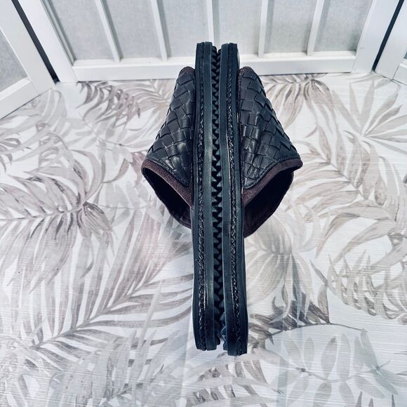 Tommy Bahama Sandals - Picture 4 of 12